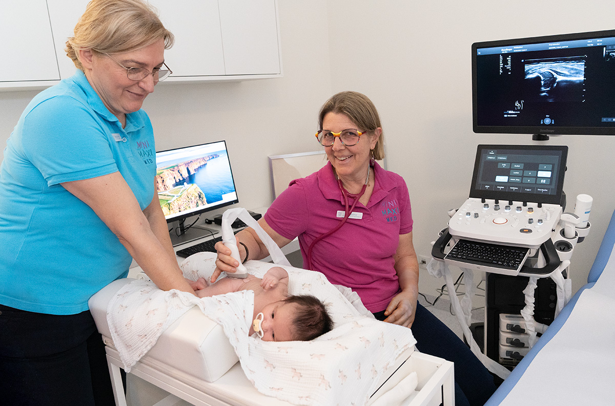 Baby bei Ultraschalluntersuchung Baby bei Ultraschalluntersuchung Mini Maxi Med