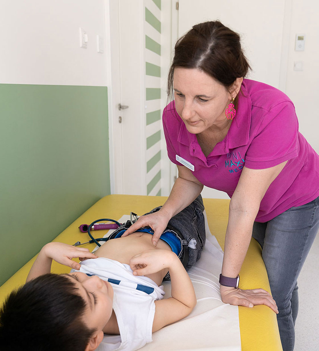 Schulkind Untersuchung Schulkind Untersuchung Kinderärztin