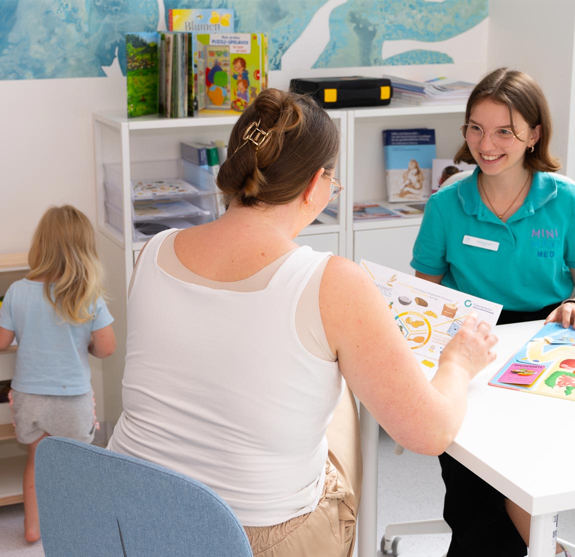Kleinkinder mit Mutter bei Therapie in der PVE Mini Maxi Med Kleinkinder mit Mutter bei der Ernährungsberatung